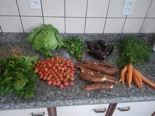Frutas, verduras e raízes são separadas após as compras (Foto: Arquivo pessoal)