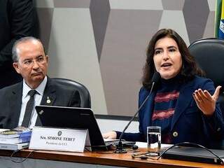 Senadora Simone Tebet (MDB) ao lado do senador o senador Jorginho Mello (PL-SC), durante reunião da CCJ (Foto: Marcos Oliveira/Agência Senado)