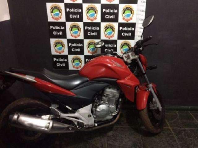 Rapaz &eacute; preso sob acusa&ccedil;&atilde;o de coagir adolescentes a tomarem motocicletas