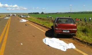 Três carros foram envolvidos no acidente, que deixou vítimas na pista e as margens da rodovia; além de condutor de Pálio, que também morreu no local (Foto: Sidiney Assis)