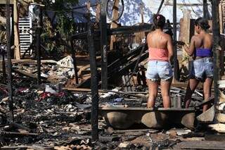 O fogo consumiu todo o barraco, destruindo móveis e os pertences pessoais dos moradores. (Foto: Gerson Walber)