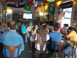 No bar, até a decoração remete ao futebol (Foto: Mariana Lopes)