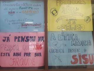 Estudantes colaram cartazes nos vidros do Centro Acadêmico de Medicina (Izabela Sanchez)