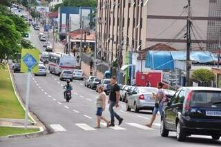 Faixa de pedestre foi implantada em várias avenidas de Campo Grande (Foto: Arquivo/João Garrigó)
