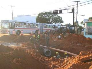 Serviços de lançamento de tubo realizado na Avenida Salgado Filho, na tarde desta terça-feira (27). (Foto: André Bittar)