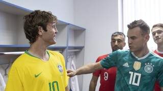 Com a camisa da Alemanha, o goleiro Igor Akinfeev, aparentemente impressionado com a camisa da Seleção Brasileira no corpo do russo-brasileiro Mário Fernandes (Foto: Divulgação/Fifa)