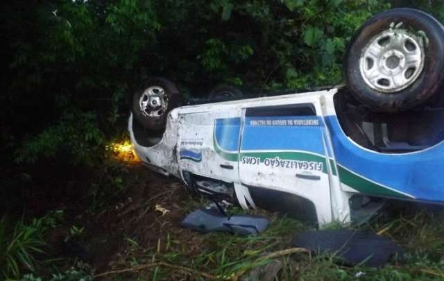 Ve&iacute;culo do Governo capota na BR-158 e deixa duas pessoas feridas