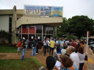 Contribuintes em fila para entrar na Central do Cidadão, em Campo Grande. (Foto: André Bittar/Arquivo).