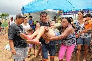 Mulher passa mal durante protesto e é socorrida por moradores. (Foto: Marcos Ermínio)