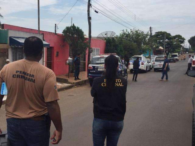 Homem &eacute; morto na frente do filho e pol&iacute;cia suspeita que alvo era outro