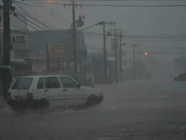  Chuva com vento faz temperatura cair 5&ordm;C e aeroporto opera por instrumento 