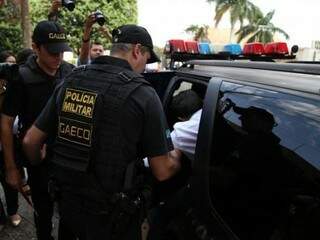 Ex-prefeito sendo colocado em camburão quando foi preso no dia 15 de agosto (Foto: Fernando Antunes/Arquivo)
