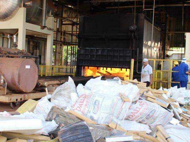 Pol&iacute;cia incinera 16 toneladas de maconha e coca&iacute;na em frigorifico