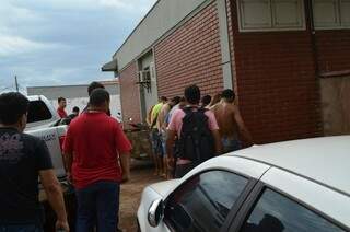 Acusados detidos ontem chegam à sede do Defron; polícia divulga nomes dos presos hoje de manhã (Foto: Sidney Bronka/94 FM)
