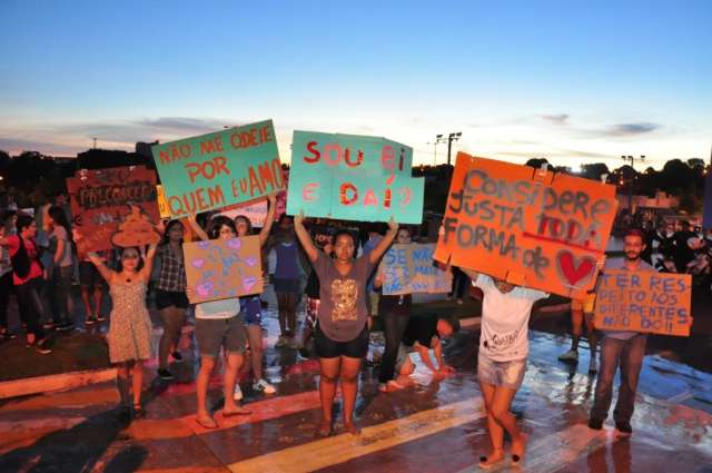 Grupo de 40 jovens protesta contra homofobia e morte de universit&aacute;rio