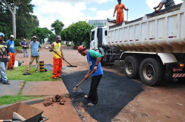  Prefeitura de Dourados recome&ccedil;a opera&ccedil;&atilde;o tapa-buraco na cidade