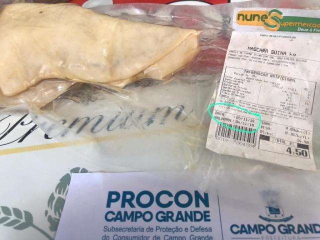 Fiscais encontram frutas e verduras podres e com larvas em mercado