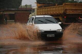 Chuva piora eros&atilde;o em barranco de c&oacute;rrego na rotat&oacute;ria do Parati