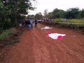 Os dois corpos foram encontrados na manhã de sábado (15) por moradores (Foto: Adilson Domingos)