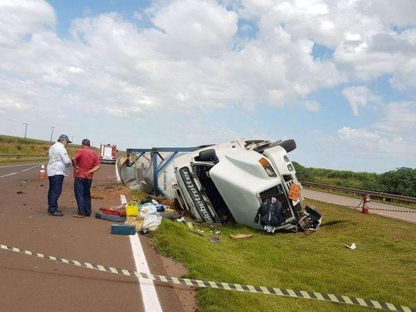 Caminh&atilde;o carregado com produto qu&iacute;mico tomba e bloqueia BR-163