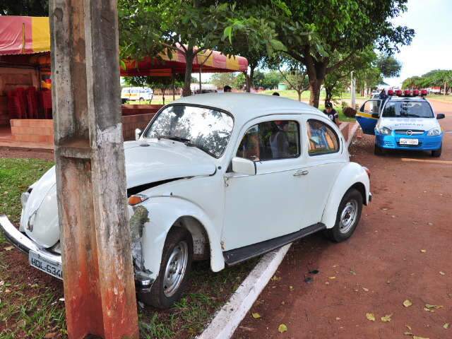  Motorista passa mal e bate carro em poste no Indubrasil