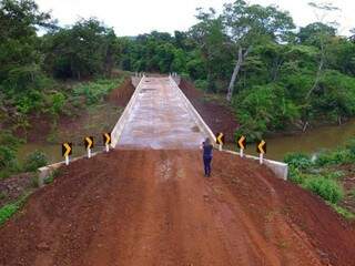 Ponte sobre o rio Santo Antônio, em Guia Lopes da Laguna, construída em substituição à que desabou em 2015. (Fotos: Chico Ribeiro/Subcom/Segov-MS) 