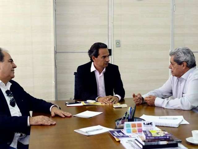 Puccinelli faz visita surpresa na prefeitura e elogia trabalho de Marquinhos