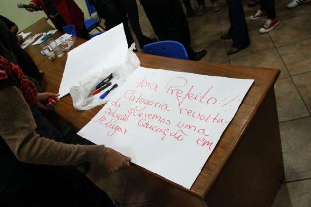 Professores aprovam greve por tempo indeterminado nas escolas da Capital