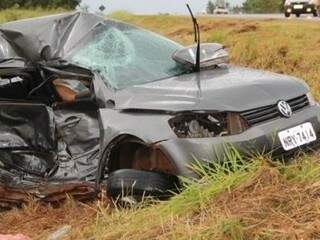 Um dos carros envolvido no acidente ficou destruído. (Foto: Sidrolândia News)