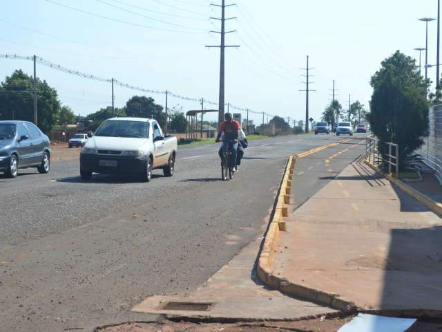  Com buraco em ciclovia, o jeito &eacute; redobrar o cuidado ou pedalar na rua