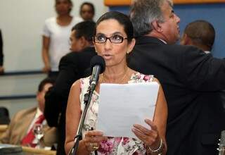 Carla Stephanini cobrou que lei seja cumprida, mas Sesau não tem prazo para correção da falha (Foto: Izaias Medeiros / CMCG)