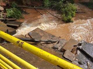 Duas quedas de água em represa controlada pela empresa JBS (Foto: Liniker Ribeiro)