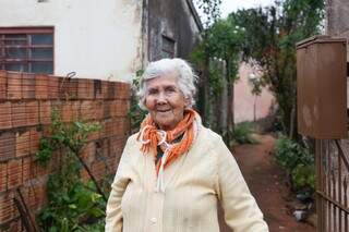 Dona Auzenir chegou a região, quando rua só tinha quatro casas (Foto: Paulo Francis)