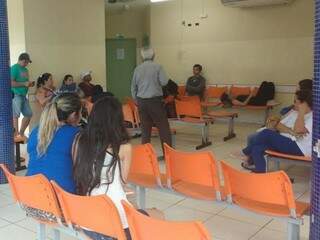 Pacientes esperando atendimento no UPA Vila Almeida. (Foto: Lucas Junot)