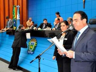 Deputado Felipe Orro (PSDB) apresentou projeto durante sessão na Assembleia (Foto: Luciana Nassar)