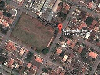O campo da Vila Palmira não é limpo há mais de 6 meses (Foto: Google Maps)