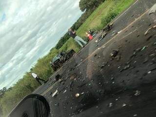 Destroços do veículo ficaram espalhados pela rodovia. (Foto: Jovem Sul News) 