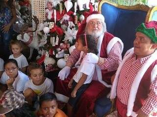 Crianças recebem visita do Papai Noel, promovida pelo Pingo de Luz. (Foto: Reprodução Facebook/ Pingo de Luz)