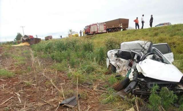 Colis&atilde;o entre autom&oacute;vel e carreta mata mulher e fere adolescente