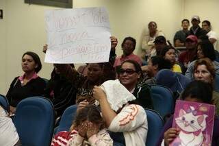 Morada ergue cartaz em defesa do prefeito. (Foto: Cleber Gellio)