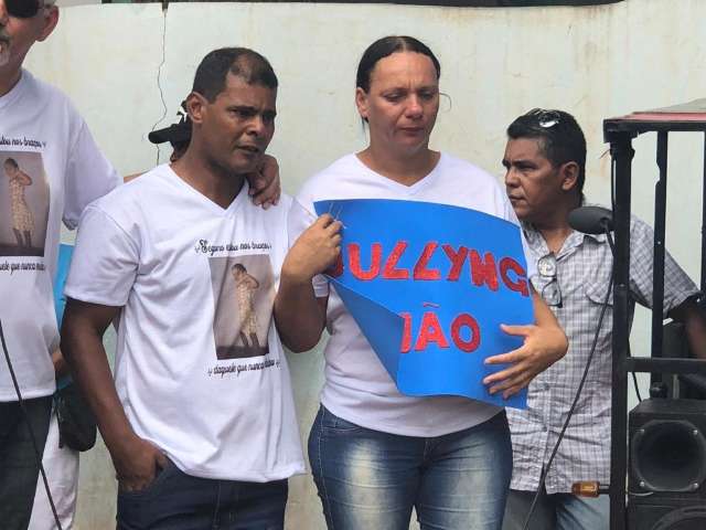 Familiares e amigos de Gabrielly fazem passeata pedindo paz e justi&ccedil;a