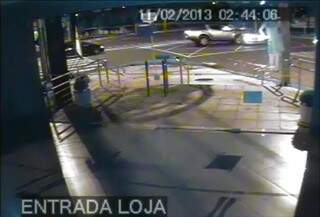 Imagens de câmeras de segurança flagraram o momento em que a L200 atinge o táxi. 
