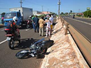 Motociclista foi ultrapassar carro que aguardava travessia dos pedestres (Foto: Minamar Júnior)