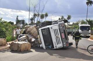 Caminhão tinha com aproximadamente 10 toneladas de papelão (Foto: João Garrigó)
