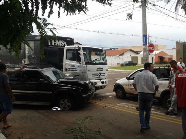 Acidente entre carros e caminh&atilde;o deixa condutora ferida no Tiradentes