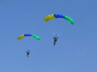 Mais de 30 militares farão manobras de paraquedismo (Foto: Divulgação)