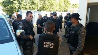 Policiais reunidos em Caarapó para definir operação em área de confronto (Foto: Sidney Bronka/94 FM)