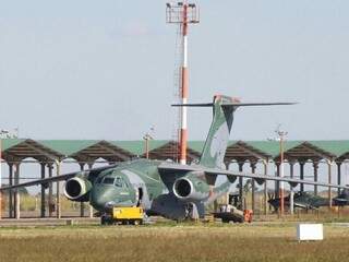 O KC-390 na Base Aérea de Campo Grande onde faz testes para conseguir certificação Foto: Marcos Ermínio)