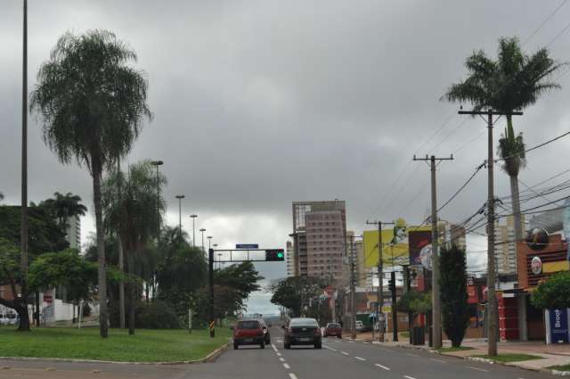 Nuvens predominam no c&eacute;u e domingo ser&aacute; chuvoso na Capital