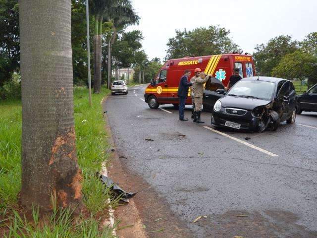 Ao cair em buraco, mulher perde controle de carro e bate em coqueiro
